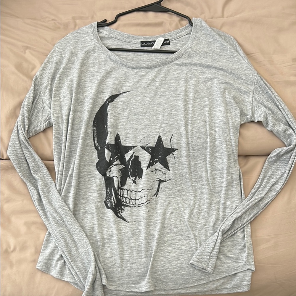 Lulu's Gray Long Sleeve Tee with Skull Design
